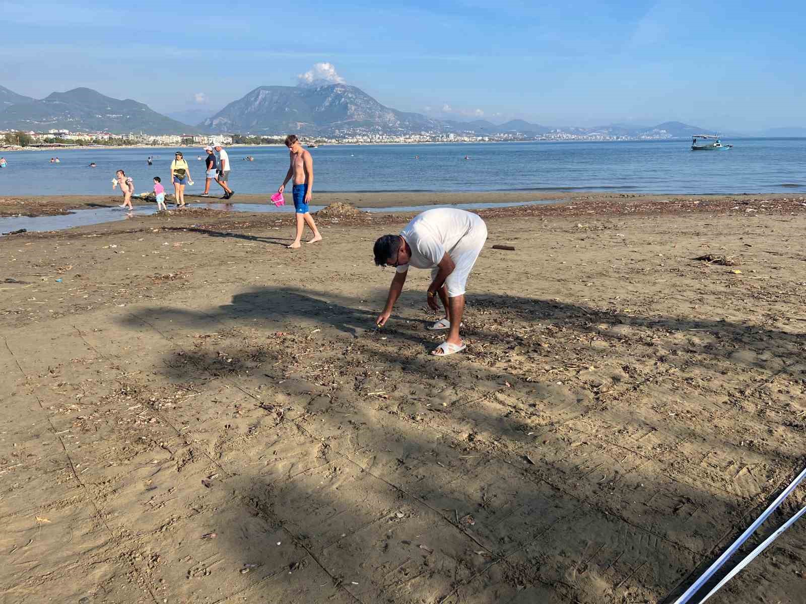 Barış Manço’nun resmini tırmıkla Alanya sahillerine işledi