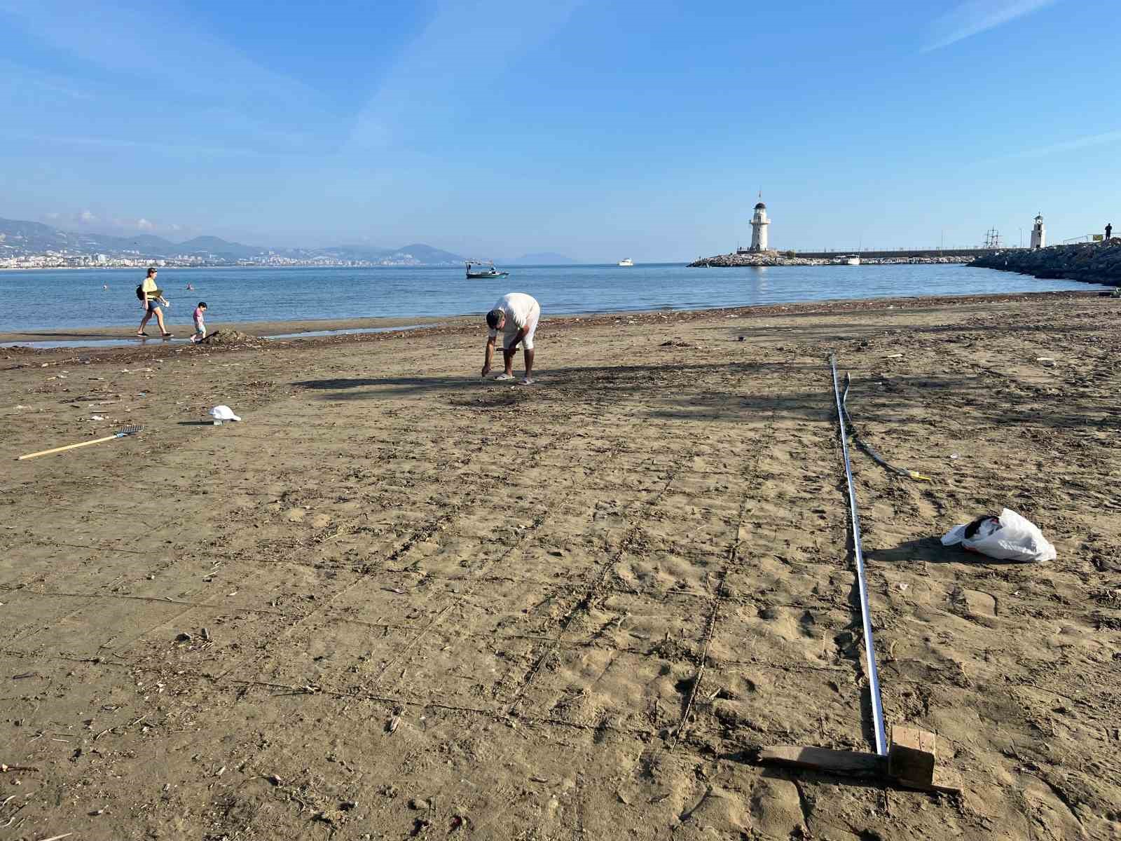Barış Manço’nun resmini tırmıkla Alanya sahillerine işledi