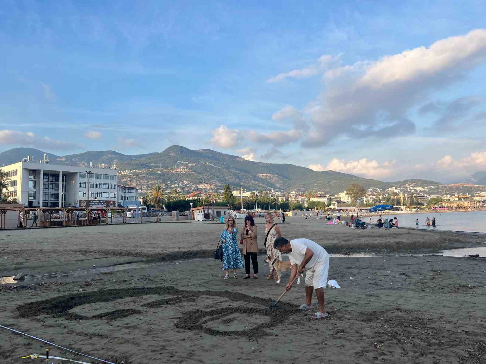 Barış Manço’nun resmini tırmıkla Alanya sahillerine işledi