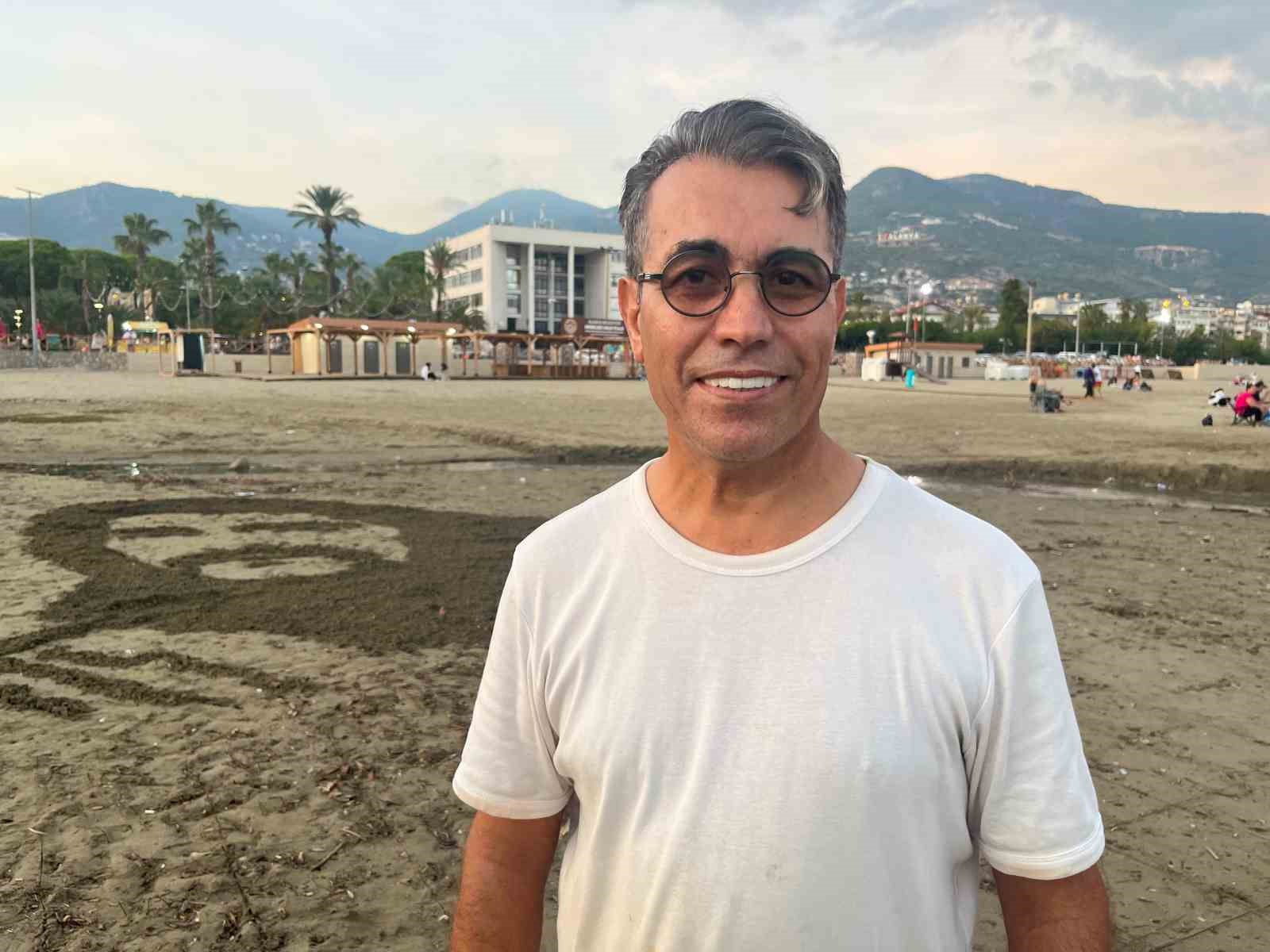 Barış Manço’nun resmini tırmıkla Alanya sahillerine işledi