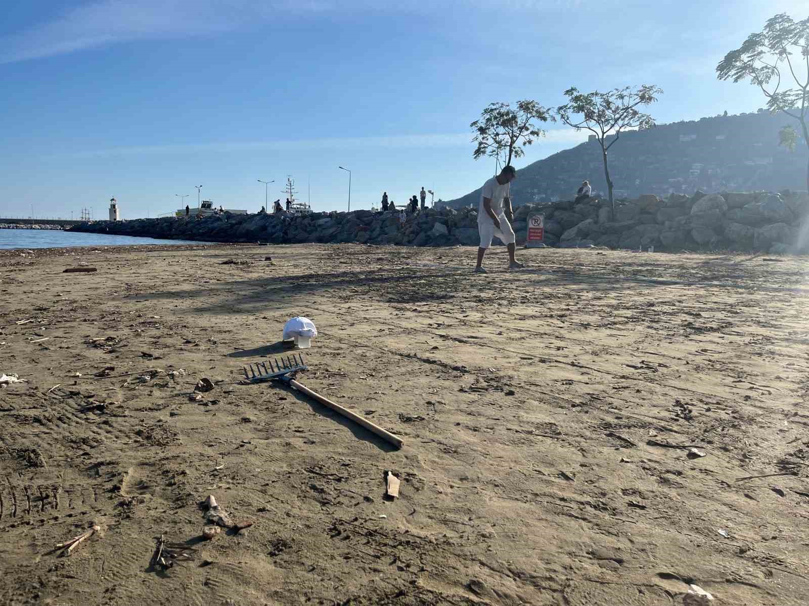 Barış Manço’nun resmini tırmıkla Alanya sahillerine işledi