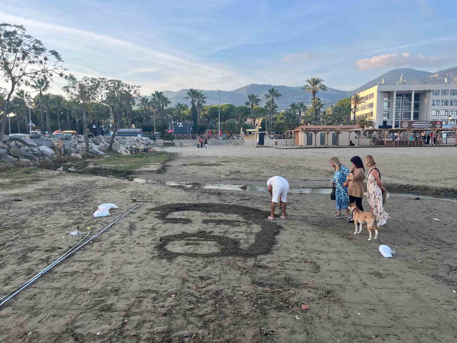 Barış Manço’nun resmini tırmıkla Alanya sahillerine işledi