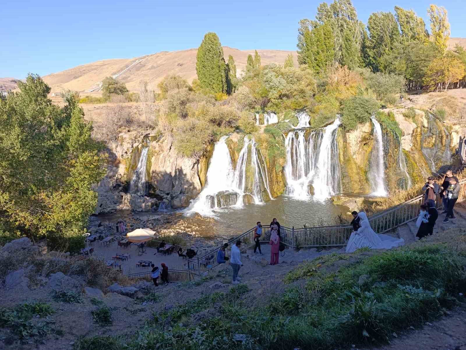 Muradiye Şelalesi’ne turist akını