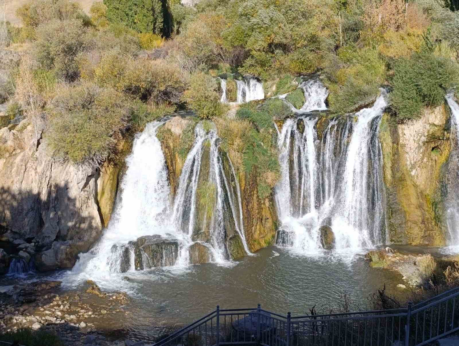 Muradiye Şelalesi’ne turist akını