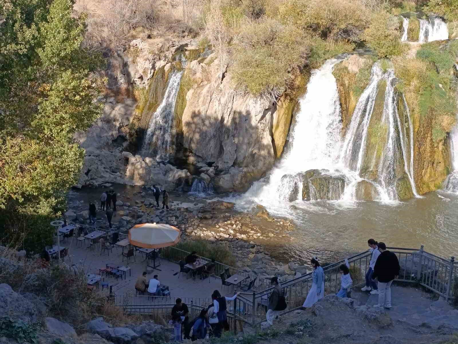 Muradiye Şelalesi’ne turist akını