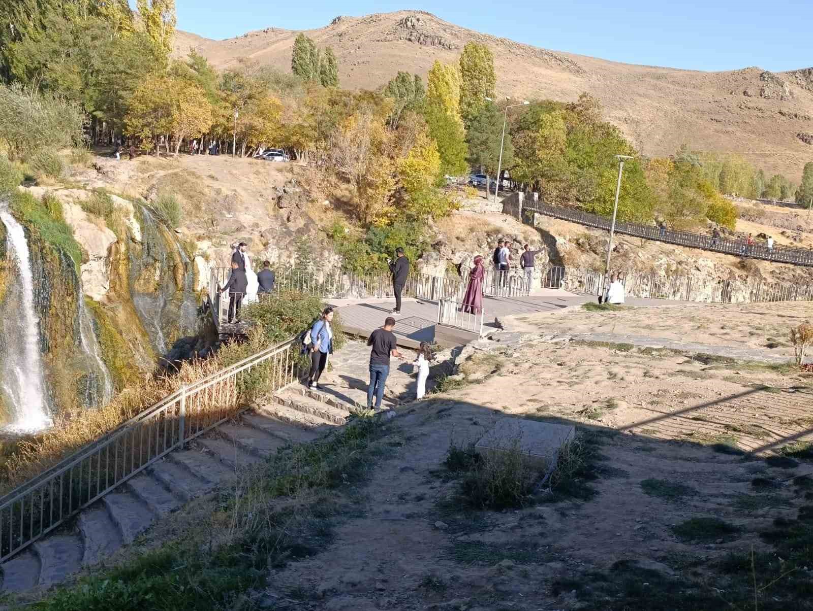 Muradiye Şelalesi’ne turist akını