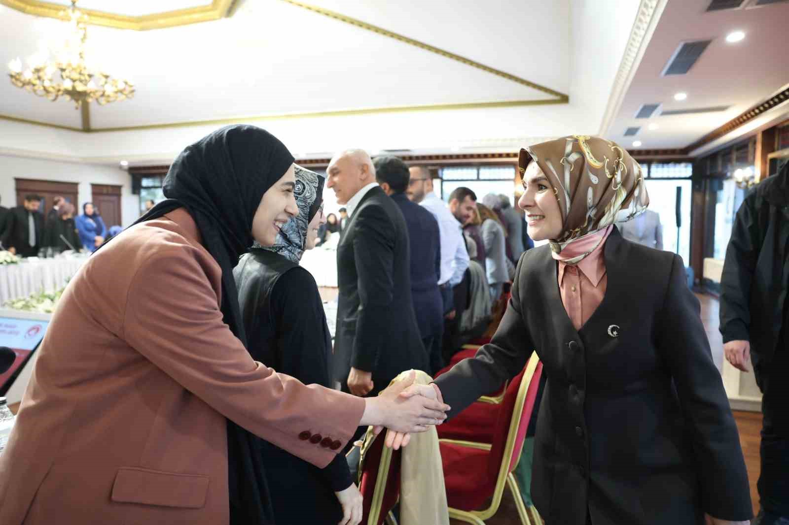 Bakan Göktaş, sosyal medya düzenlemesi için STK temsilcileriyle bir araya geldi