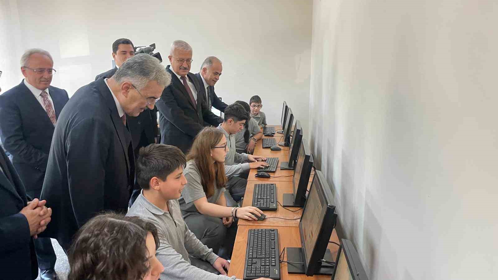 Köy okulu çocuklarının bilgisayar sevinci