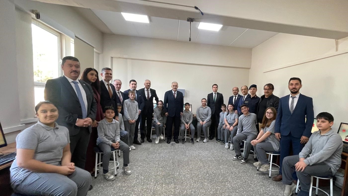 Köy okulu çocuklarının bilgisayar sevinci