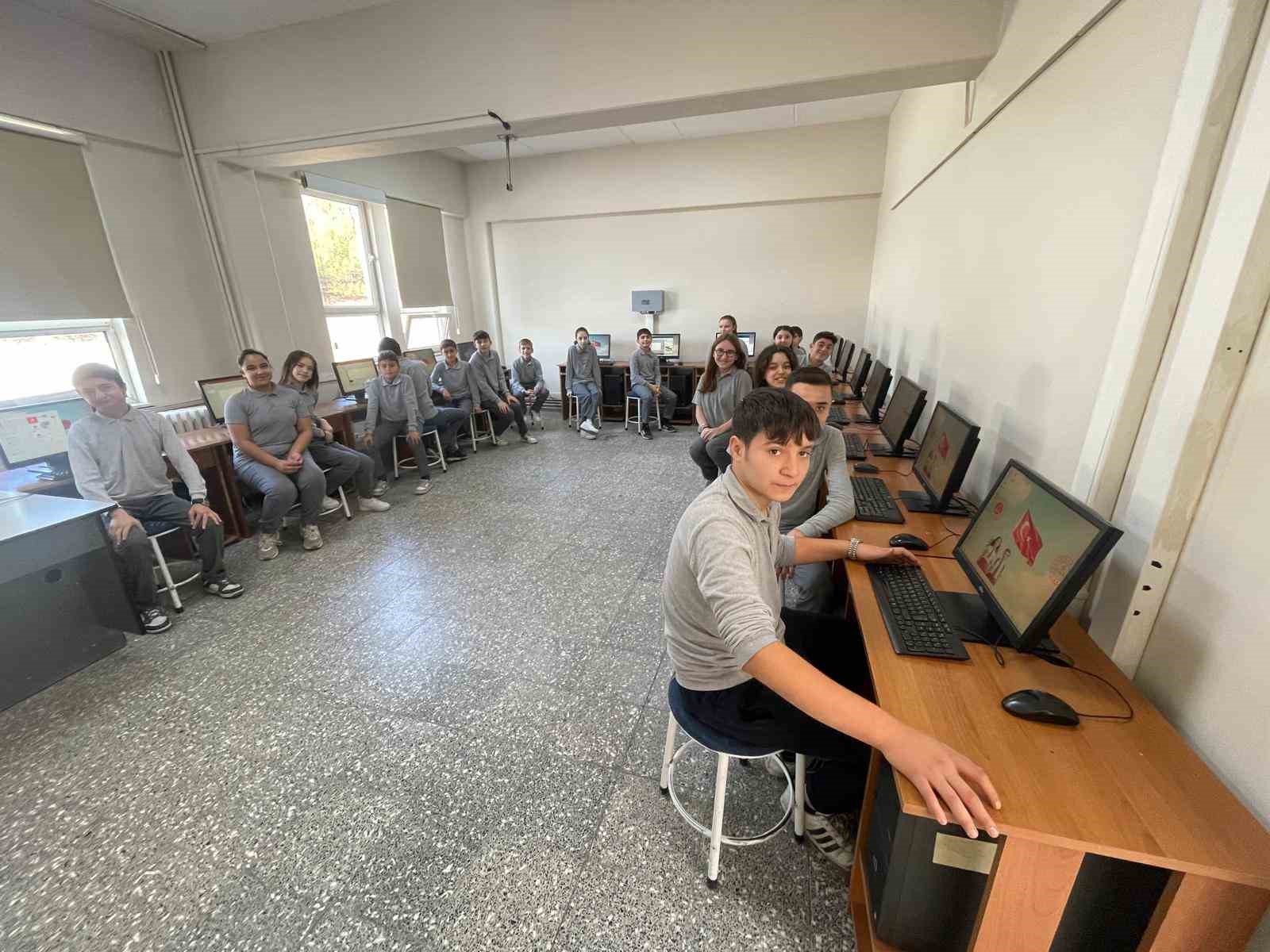 Köy okulu çocuklarının bilgisayar sevinci