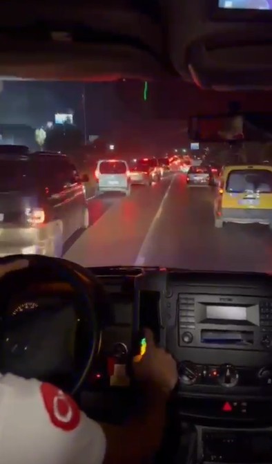 Fermuar sistemiyle ambulansa yol verilmesi sosyal medyada gündem oldu