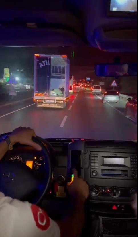 Fermuar sistemiyle ambulansa yol verilmesi sosyal medyada gündem oldu