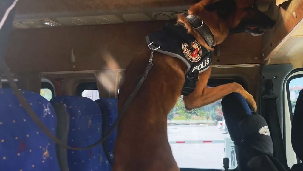 Van’da ’okul taşıtı’ yazan araçta 35 kilo metamfetamin ele geçirildi