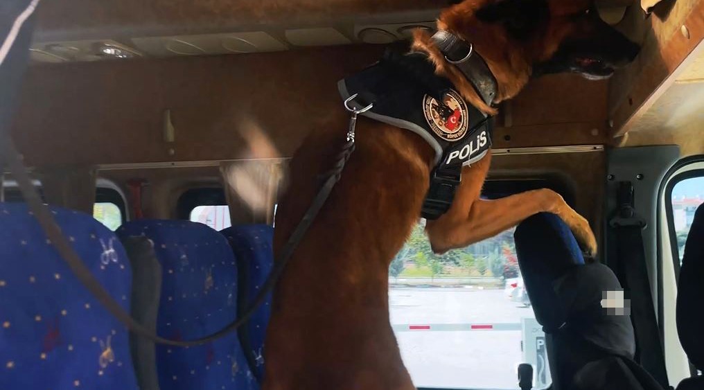 Van’da ’okul taşıtı’ yazan araçta 35 kilo metamfetamin ele geçirildi