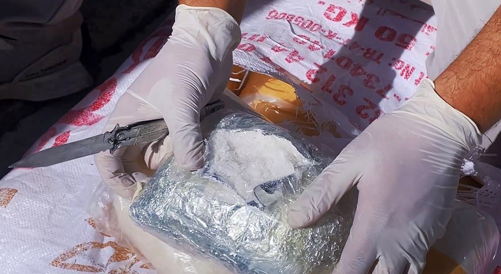 Van’da ’okul taşıtı’ yazan araçta 35 kilo metamfetamin ele geçirildi