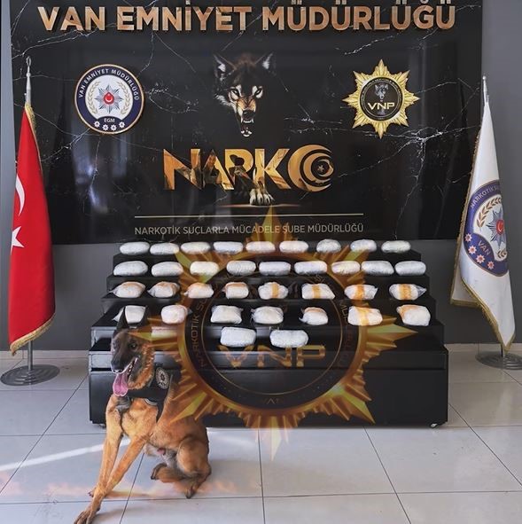 Van’da ’okul taşıtı’ yazan araçta 35 kilo metamfetamin ele geçirildi