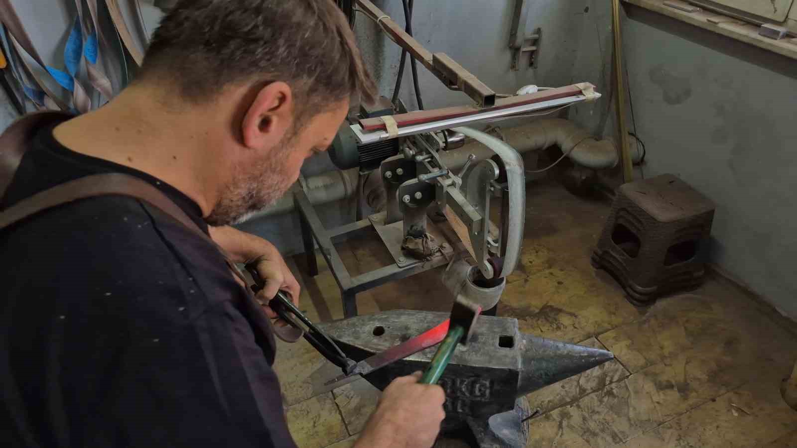 Çırak bulamayan UNESCO’lu usta sanatını kızına öğretiyor