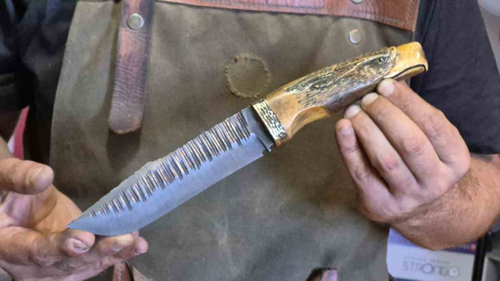 Çırak bulamayan UNESCO’lu usta sanatını kızına öğretiyor