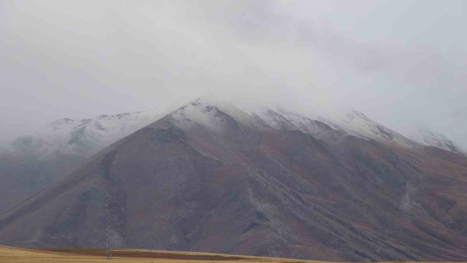 Van’ı çevreleyen dağların zirvesi beyaza büründü