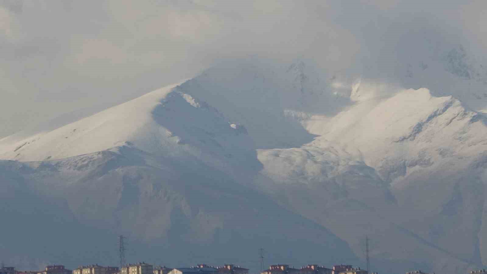 Van’ı çevreleyen dağların zirvesi beyaza büründü