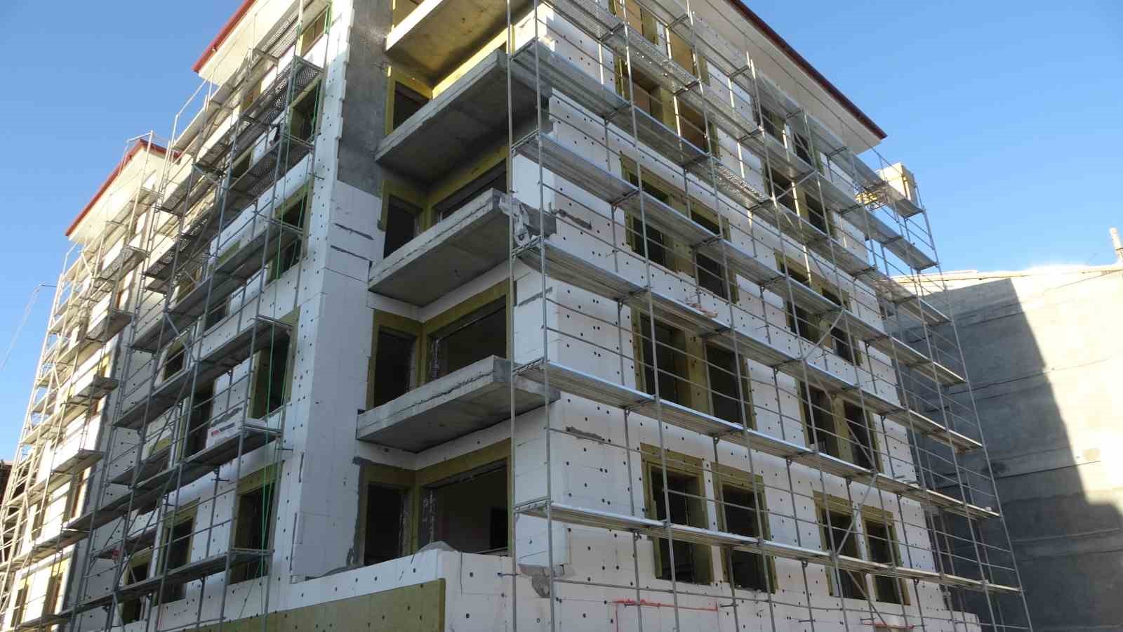 İnşaatta asansör boşluğuna düşen işçi yaralandı