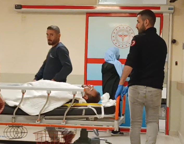 Bursa’da elektrik direğinden düşen 2 tekniker yaralandı