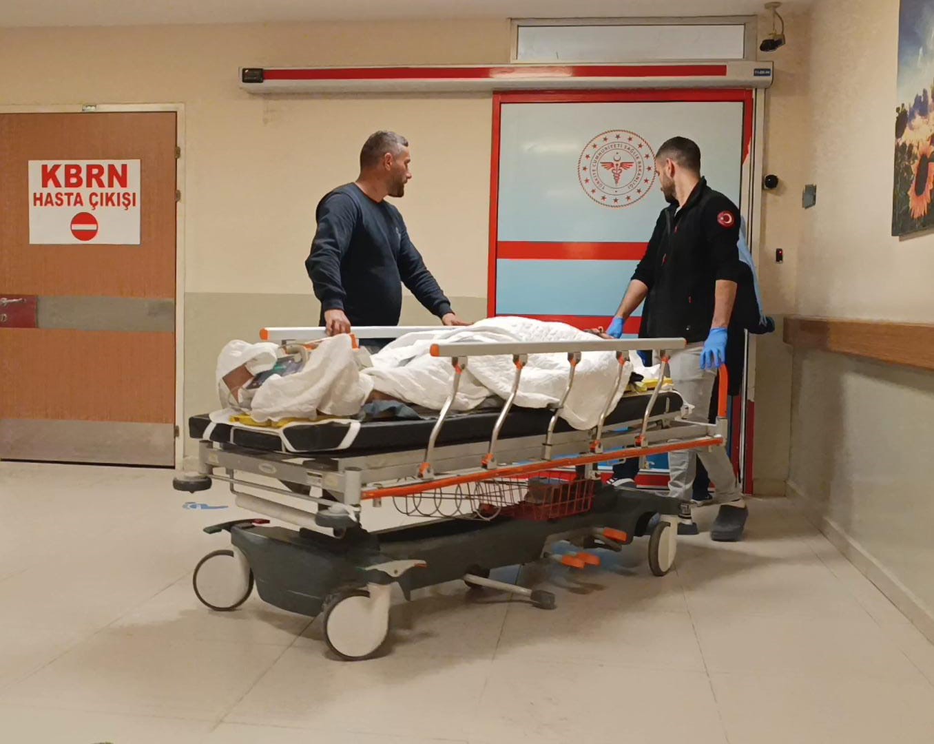 Bursa’da elektrik direğinden düşen 2 tekniker yaralandı