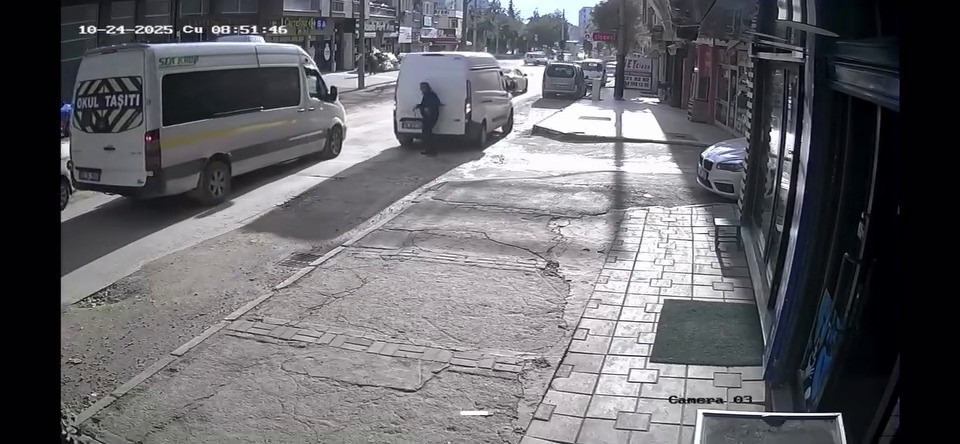 Geri manevra yaparken yayayı böyle yere serdi: Görünmez kaza kamerada