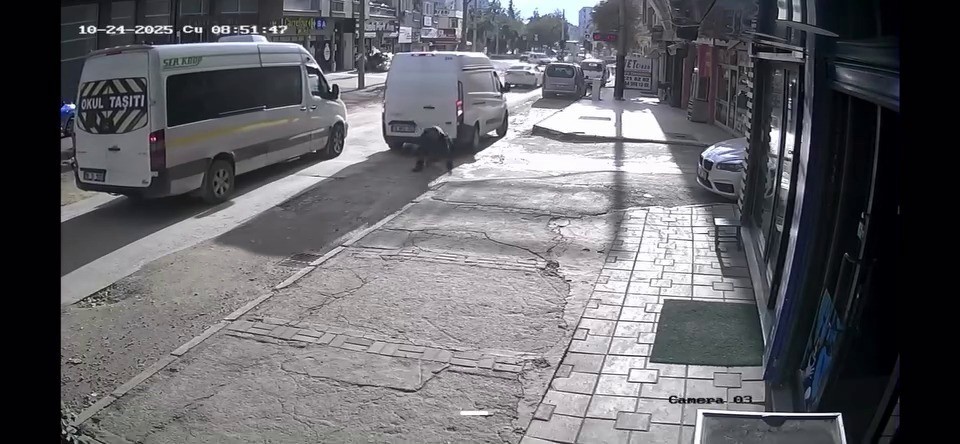 Geri manevra yaparken yayayı böyle yere serdi: Görünmez kaza kamerada