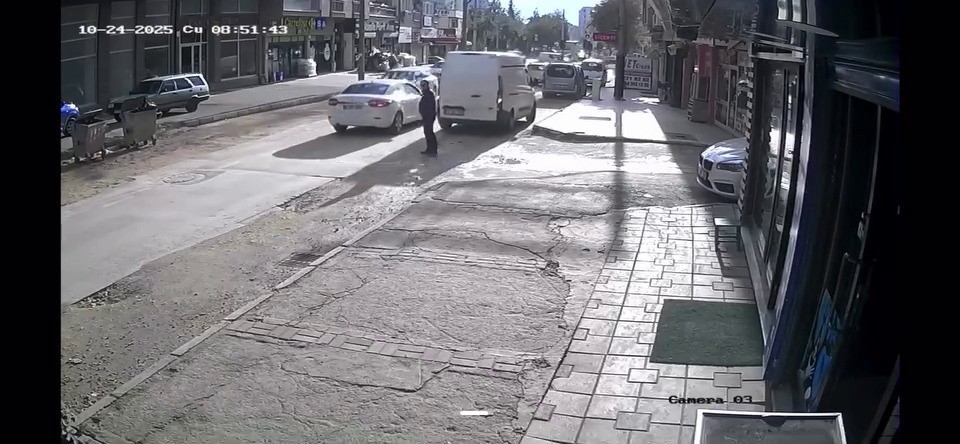 Geri manevra yaparken yayayı böyle yere serdi: Görünmez kaza kamerada