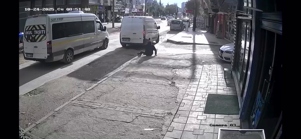 Geri manevra yaparken yayayı böyle yere serdi: Görünmez kaza kamerada