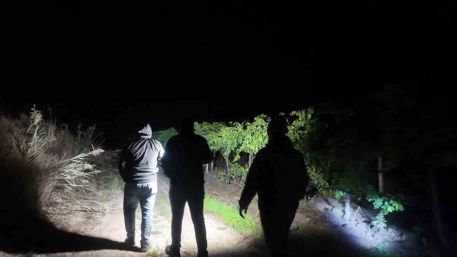 Bir yıllık emekleri çalınmasın diye gece gündüz nöbet tutuyorlar