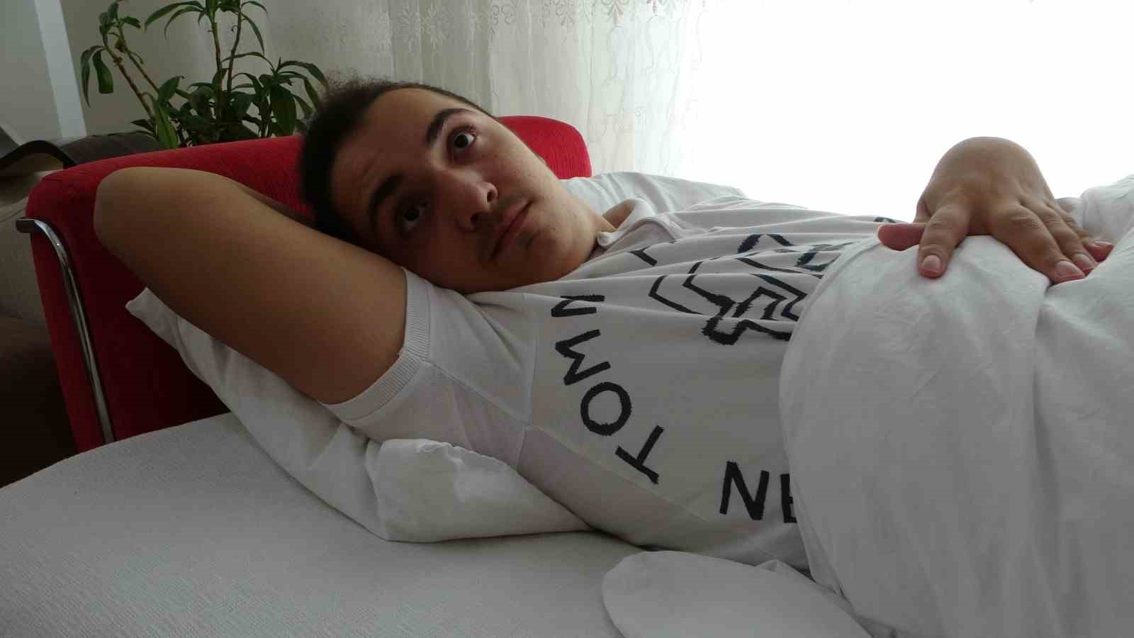 Depremde dili boğazına kaçan Muhammed’in yaşam mücadelesi sürüyor