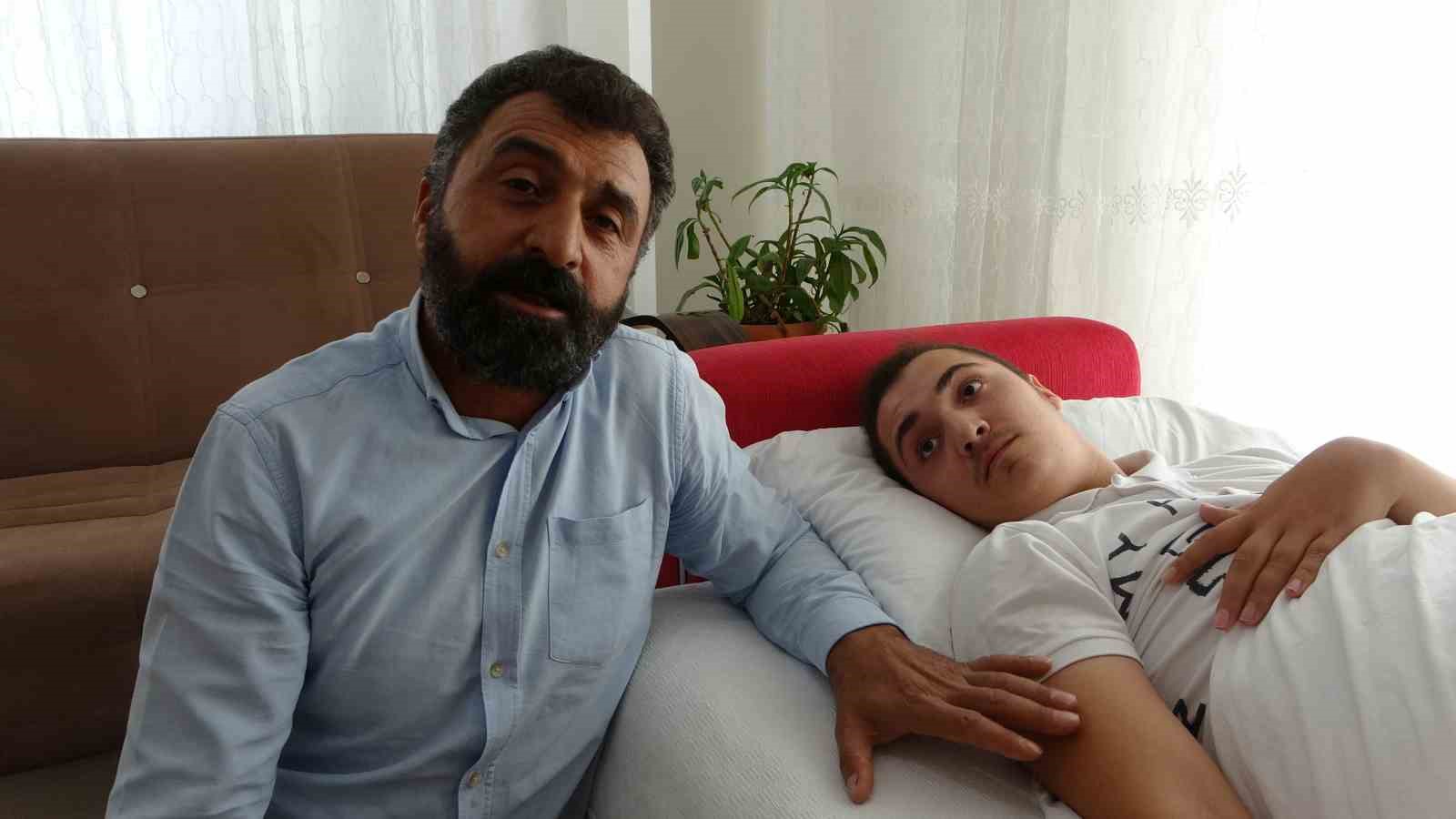 Depremde dili boğazına kaçan Muhammed’in yaşam mücadelesi sürüyor