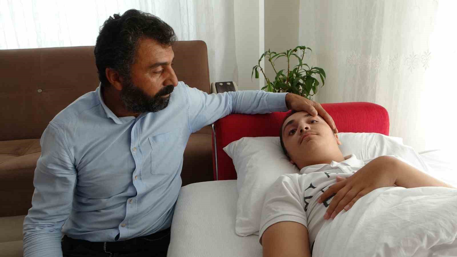 Depremde dili boğazına kaçan Muhammed’in yaşam mücadelesi sürüyor