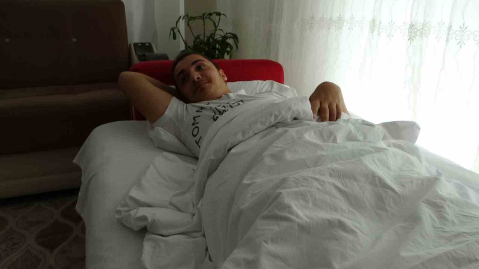 Depremde dili boğazına kaçan Muhammed’in yaşam mücadelesi sürüyor