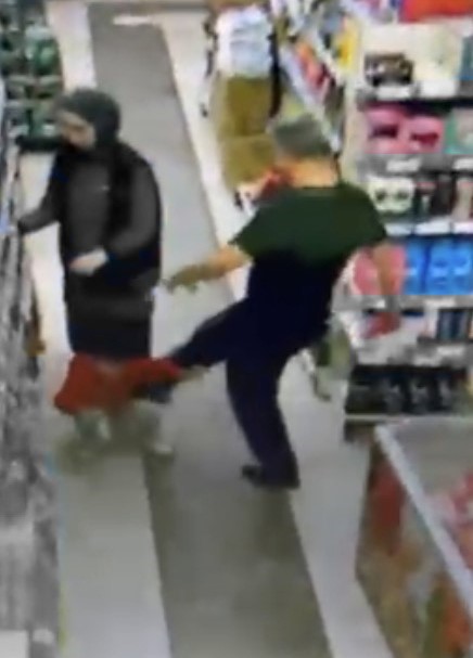 Markette çocuğunu tekmeleyen baba tutuklandı