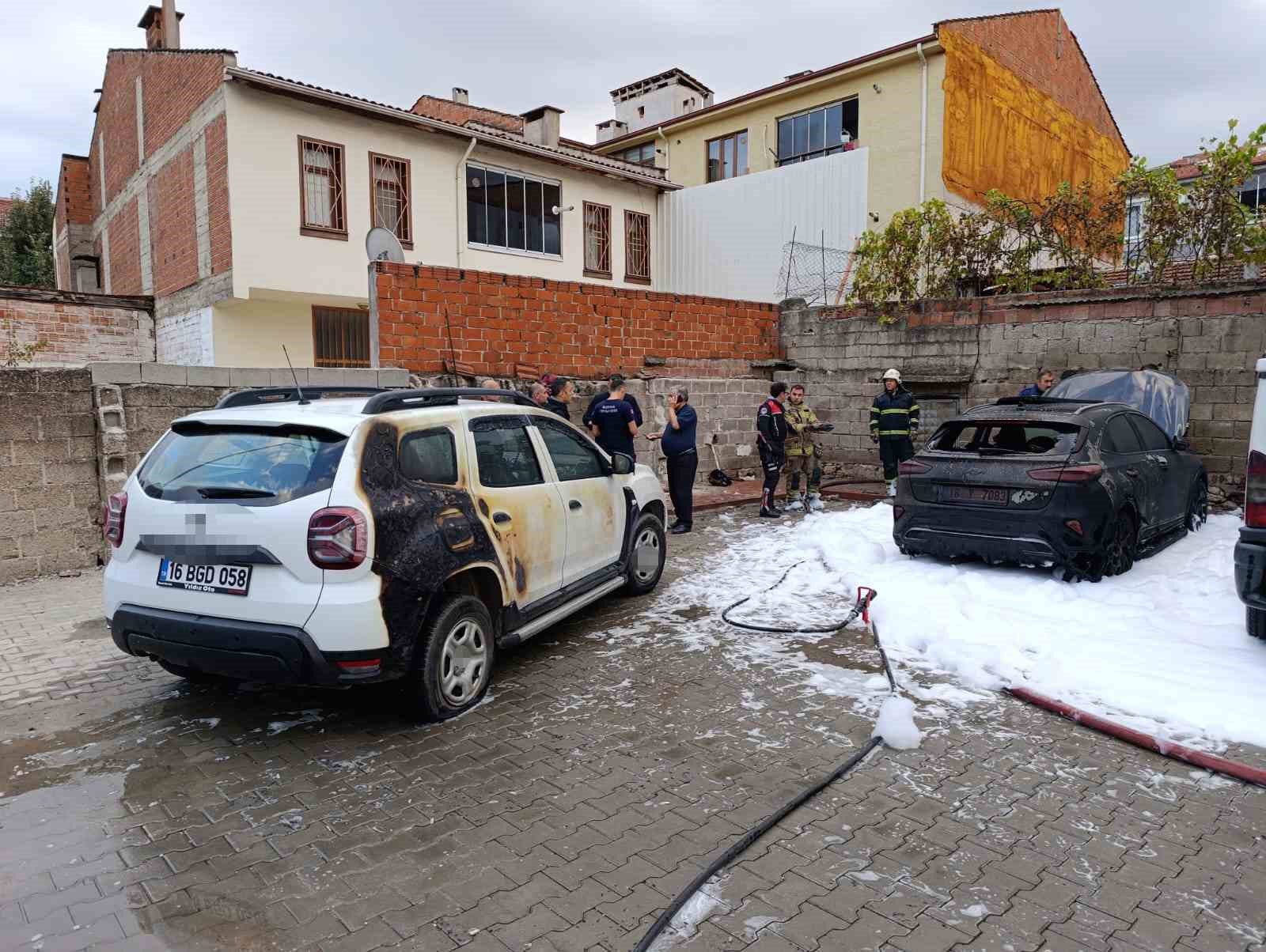Bursa’da park halindeki otomobil alev alev yandı, yangın iki araca sıçradı