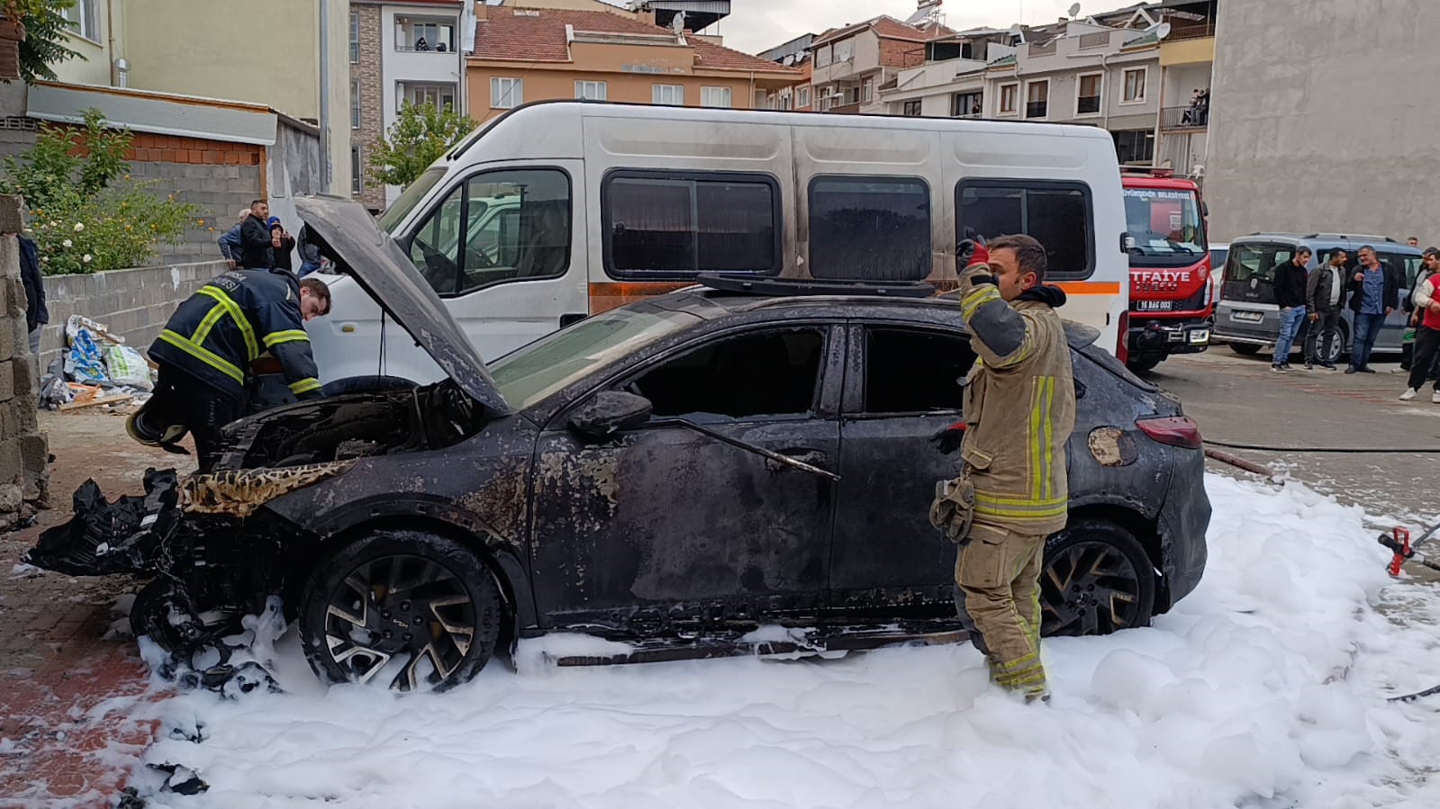 Bursa’da park halindeki otomobil alev alev yandı, yangın iki araca sıçradı