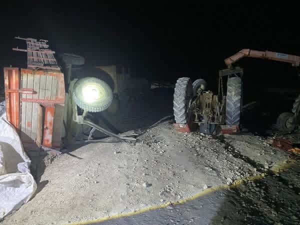 Devrilen traktörün altında kalan sürücü hayatını kaybetti