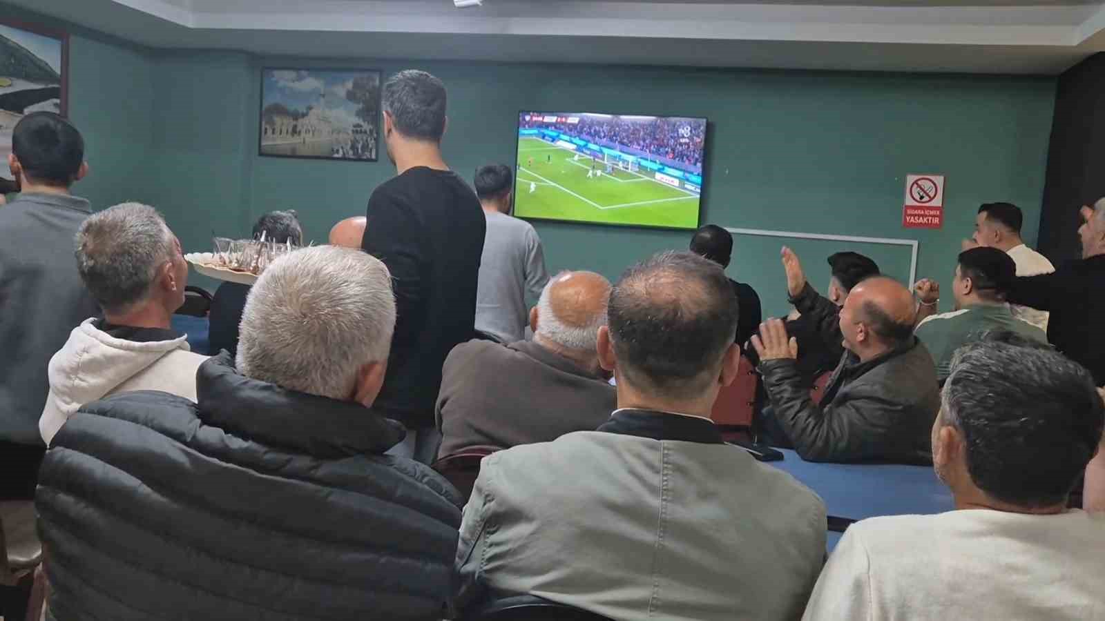 Türkiye gol yağdırdı, galibiyeti acıyla kutladılar