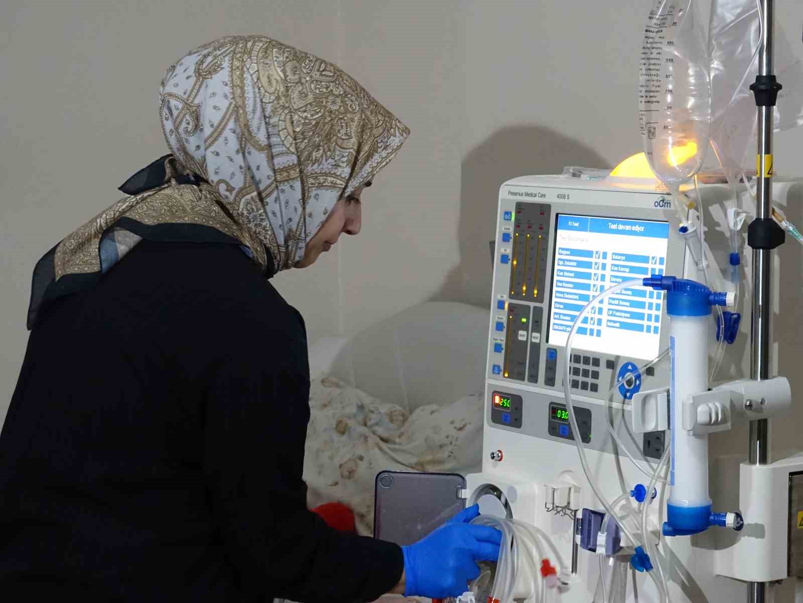 Evinde kendi diyalizini kendisi uyguluyor