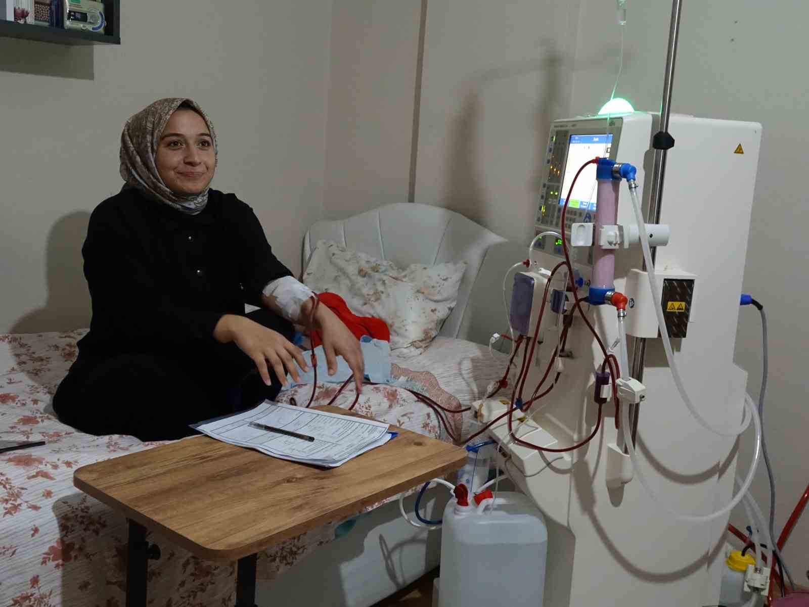 Evinde kendi diyalizini kendisi uyguluyor