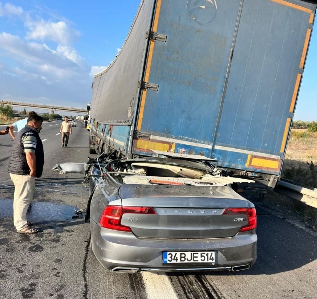 Tıra arkadan çarpan Volvo hurdaya döndü: 1 ölü