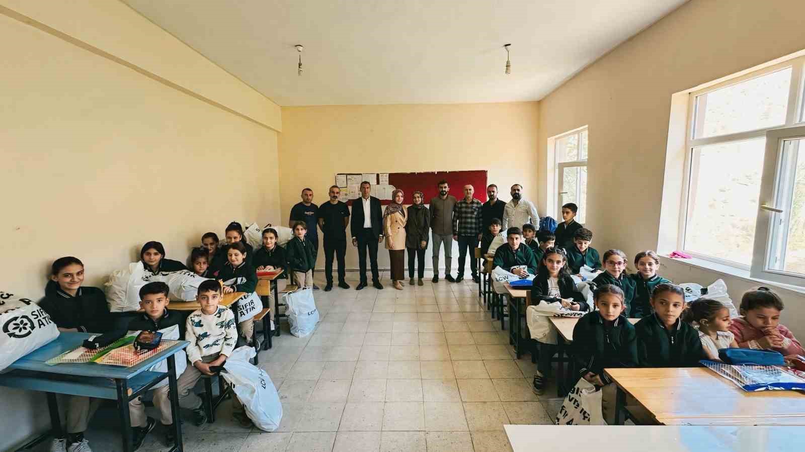 İki öğretmen binlerce kilometre yol kat ederek sınırdaki çocuklara yardım ulaştırdı