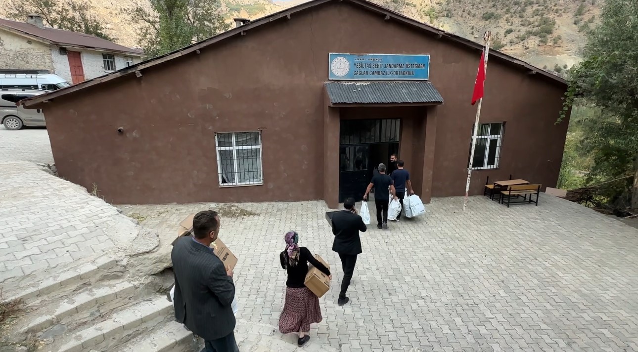 İki öğretmen binlerce kilometre yol kat ederek sınırdaki çocuklara yardım ulaştırdı