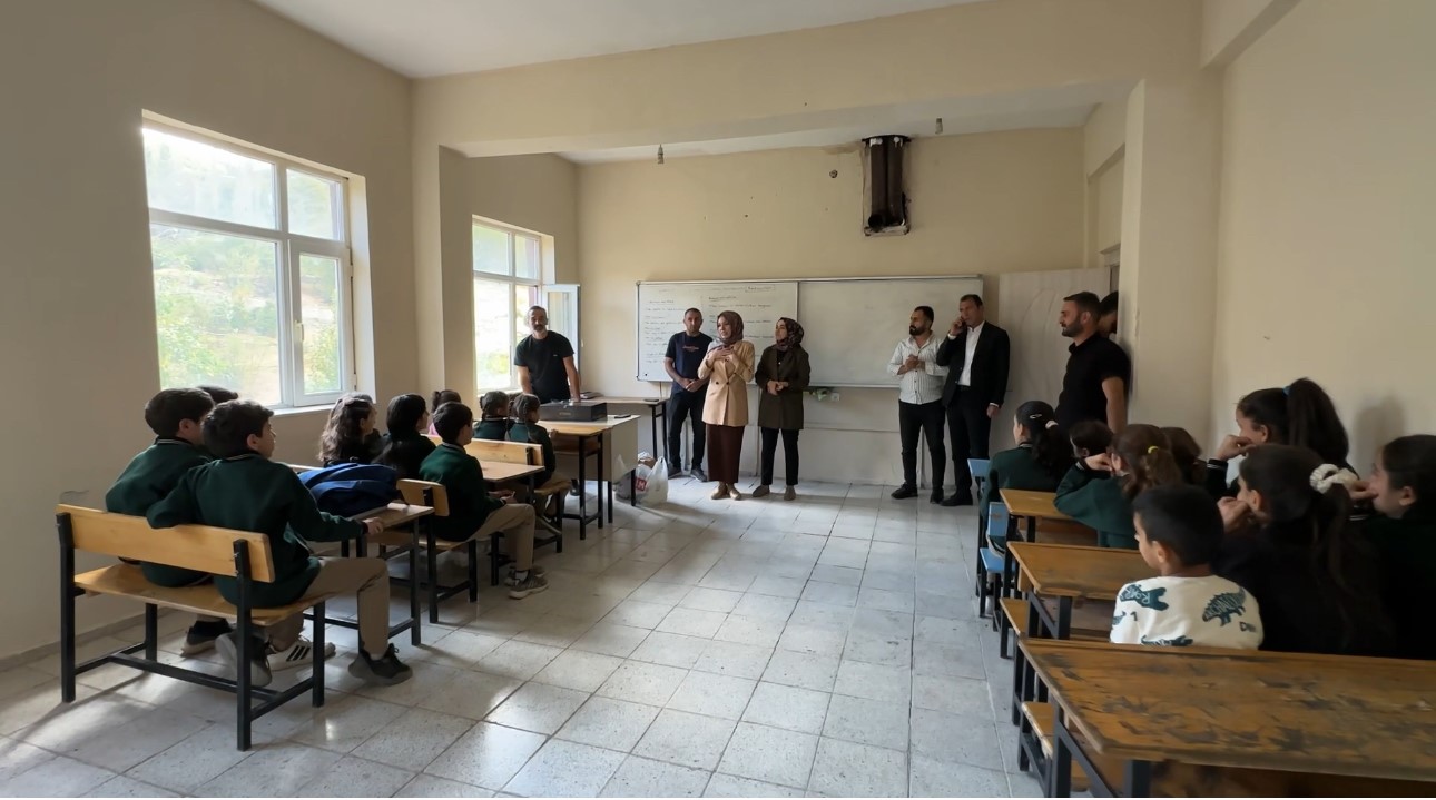 İki öğretmen binlerce kilometre yol kat ederek sınırdaki çocuklara yardım ulaştırdı