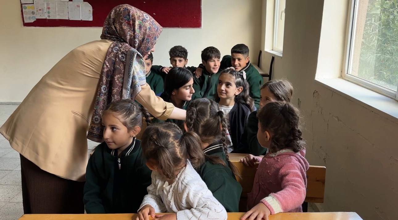 İki öğretmen binlerce kilometre yol kat ederek sınırdaki çocuklara yardım ulaştırdı