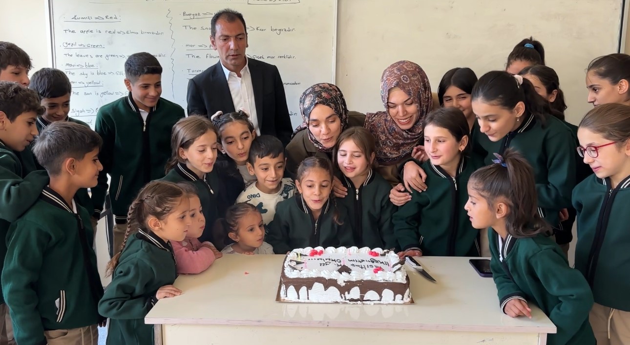 İki öğretmen binlerce kilometre yol kat ederek sınırdaki çocuklara yardım ulaştırdı