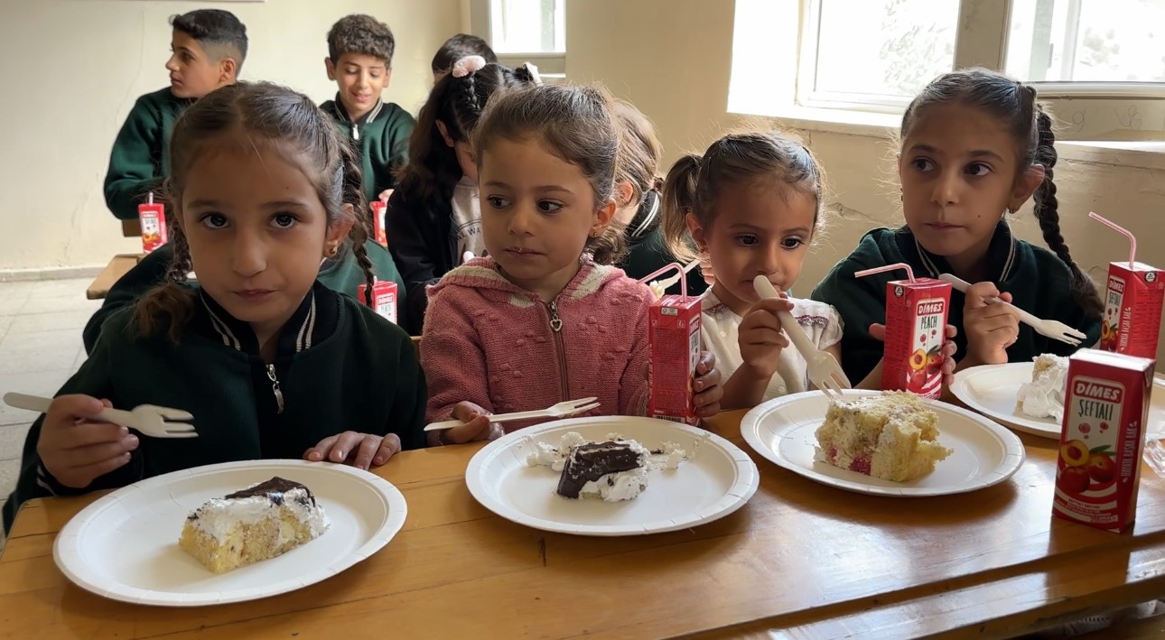 İki öğretmen binlerce kilometre yol kat ederek sınırdaki çocuklara yardım ulaştırdı